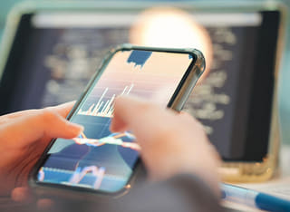 Para çekme ve fon transferi sürecinin şeffaflığını inceleyen yatırımcı