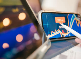 Bitcoin, Ethereum ve forex seçeneklerini değerlendiren çoklu piyasa yatırımcısı